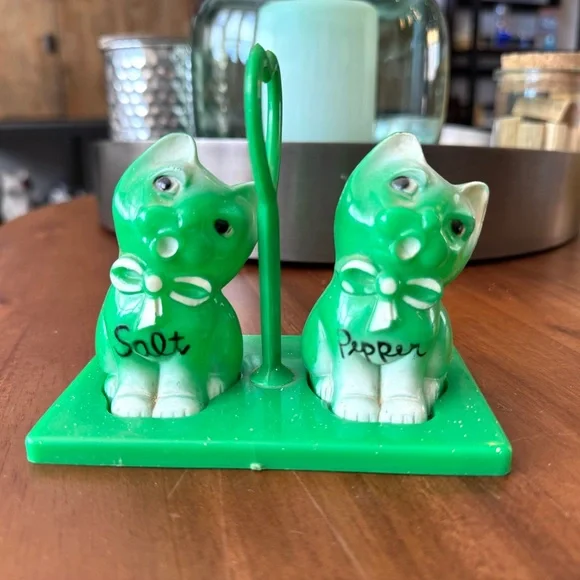 Vintage Green Cat Salt and Pepper Shakers - Picture 9 of 9
